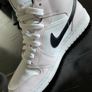 WOMEN’S AIR JORDAN 1 MID
"Barely Rose" Size US 8